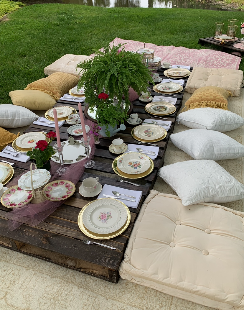 Romantic Picnic Date